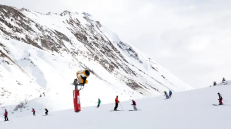 Accident grave sur piste verte : un enfant de 9 ans heurte un canon à neige en Isère