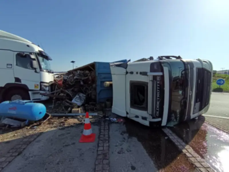 Accident spectaculaire entre deux poids lourds bloque la RN 21 près d'Agen