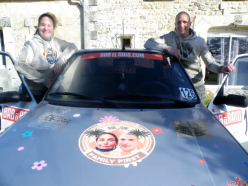 Aïcha et Yvan Sostaric rallient le désert avec leur Peugeot 205 'Mémère'