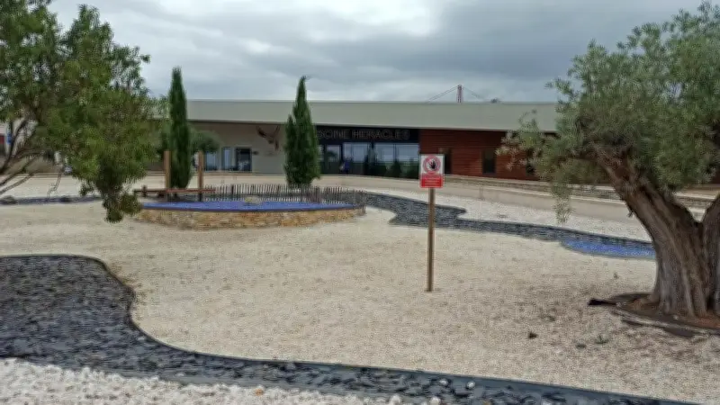Activités sportives à Saint-Brès : football, tennis et piscine Héraclès en vacances