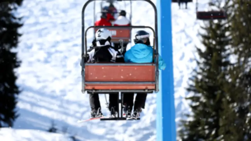 Adolescente suspendue à un télésiège au Québec après un coincement de capuche