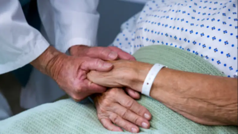 Aide à mourir : les députés autorisent les soignants à administrer la substance létale