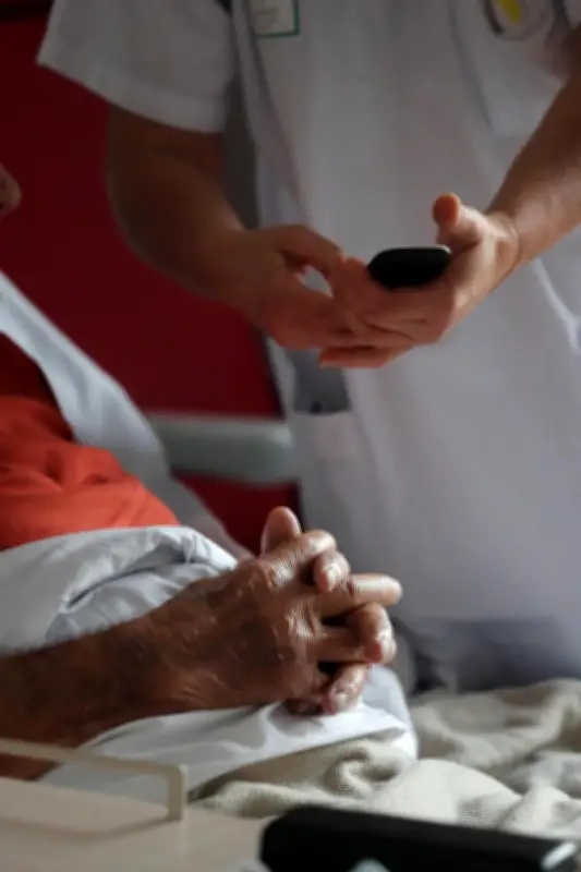 Aide à mourir : les sondages discordants révèlent l'embarras de l'opinion publique