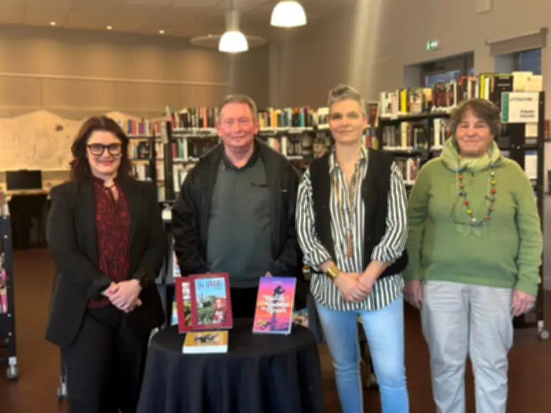 Alain Cuvillier et Céline Guillaume offrent leurs livres à la médiathèque du Teich