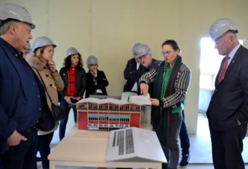 Alain Rousset visite le chantier du Krakatoa en Nouvelle-Aquitaine