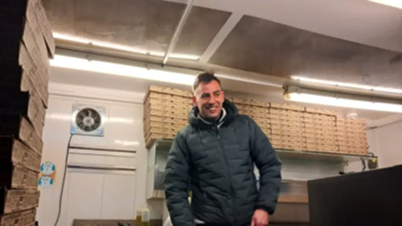 Alban Fatkin, ex-reporter, lance son camion à pizzas Télé Pizza à Garons