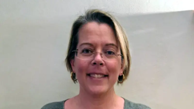 Albéna Gautier publie 'Hashimoto', un livre né de son combat contre l'hypothyroïdie