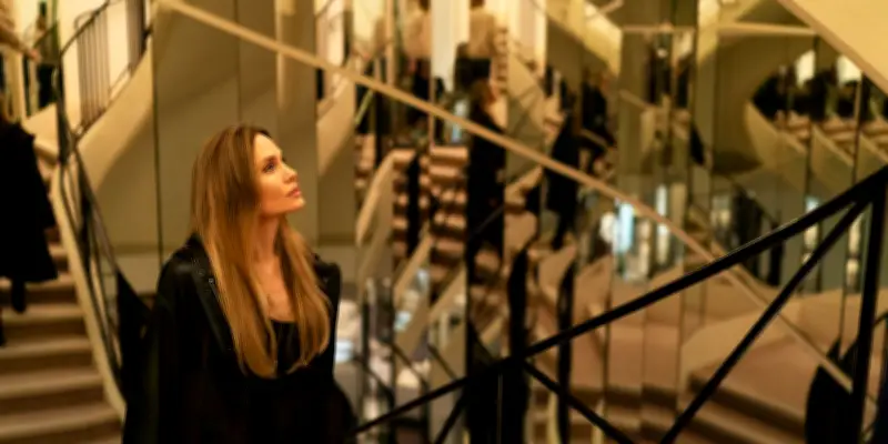 Alice Winocour explore la mode et la maladie dans 'Coutures' avec Angelina Jolie