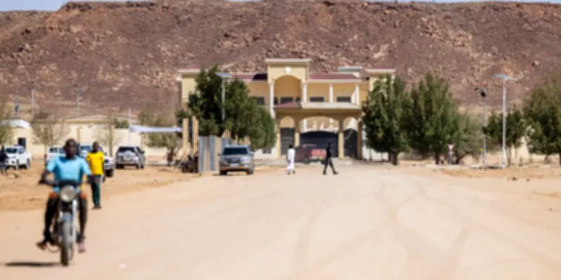 Amdjarass, fief des Déby au Tchad : de la tombe austère au hub logistique