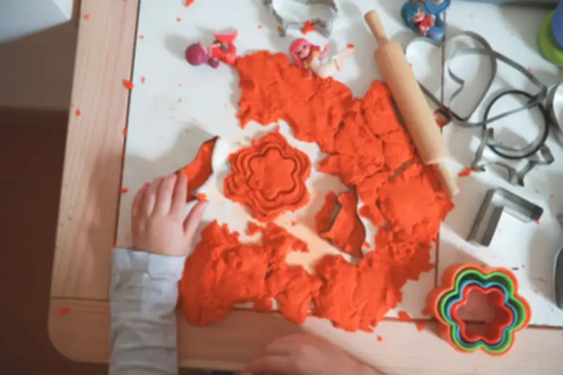 Amiante dans les jouets en sable magique : l'alerte des autorités de répression des fraudes