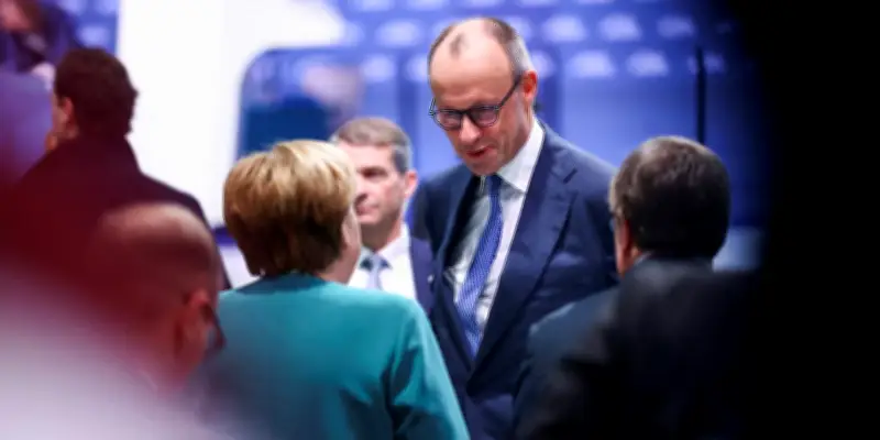 Angela Merkel fait son retour à la CDU, planant toujours sur la politique allemande