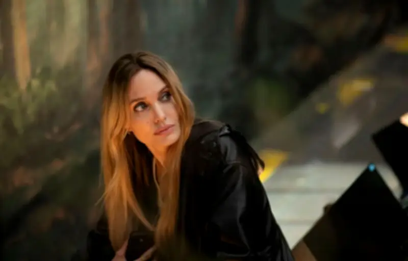 Angelina Jolie dans 'Coutures' : un rôle poignant inspiré du combat contre le cancer