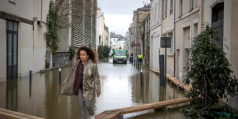 Angers face à la menace d'une crue majeure de la Maine, similaire à 1995