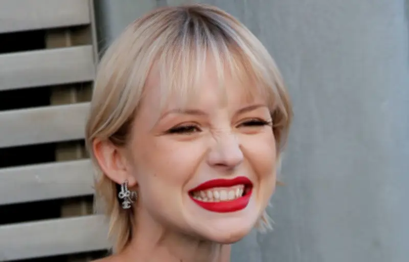 Angèle dément toute fraude fiscale et affirme payer ses impôts en Belgique