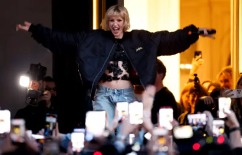 Angèle dévoile un single électro avec Justice, clip queer projeté à Bruxelles