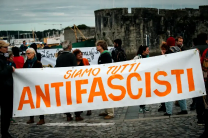 Antifas et ultradroite sur le même plan : une arnaque aux arrière-pensées politiques