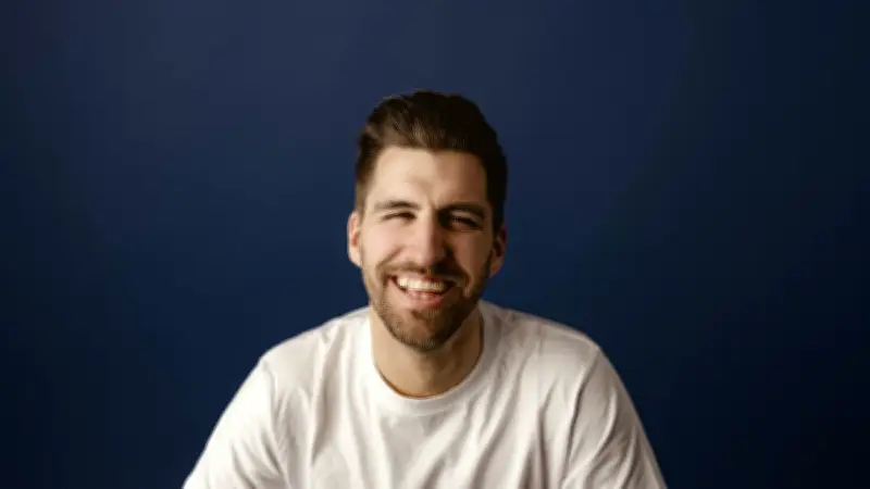 Antoine Donneaux : l'imitateur qui dépasse la simple performance vocale