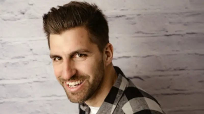 Antoine Donneaux à Palavas : l'imitateur qui privilégie le rire à la perfection vocale