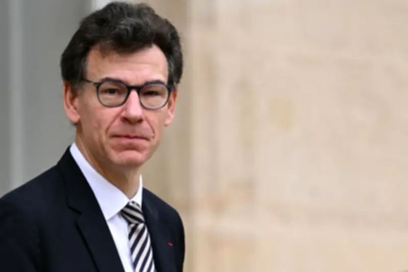 Après la mort d'un militant, le ministre annonce l'interdiction de meetings à risque dans les universités