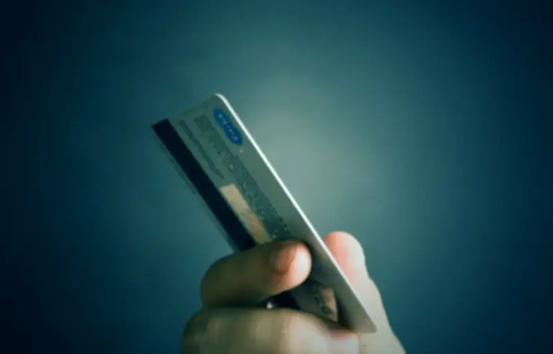 Arnaque aux fausses cartes bancaires : la police nationale alerte sur une nouvelle méthode de phishing