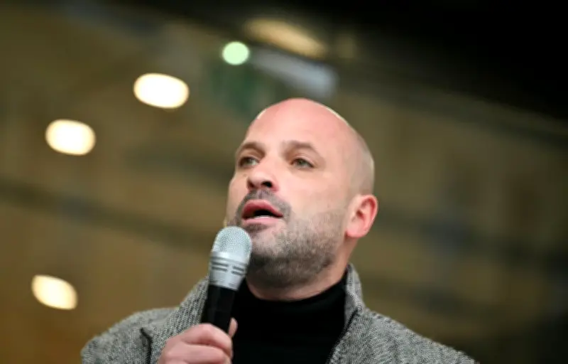 Arnaud Gallais, victime d'inceste, alerte sur les suicides liés aux violences sexuelles