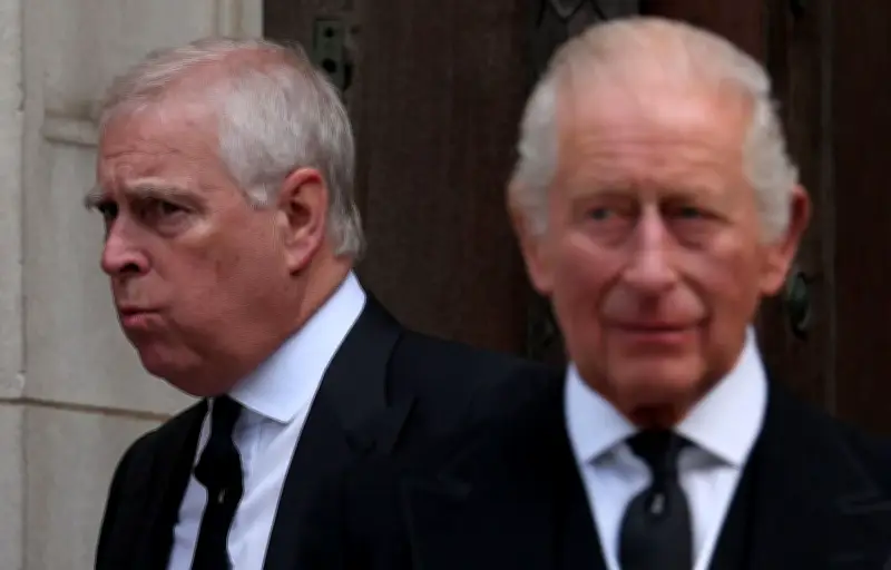 Arrestation du prince Andrew : Charles III réagit avec une froideur protocolaire