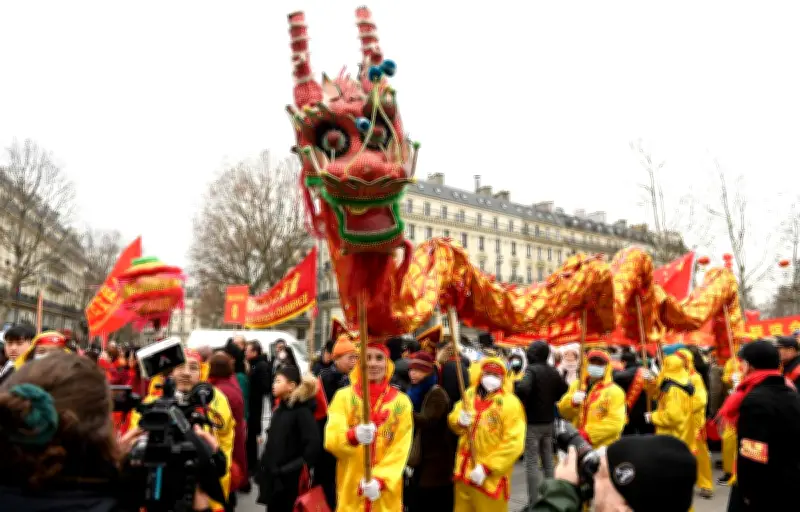 Arrestation spectaculaire en Thaïlande : des policiers déguisés en lion pour capturer un voleur