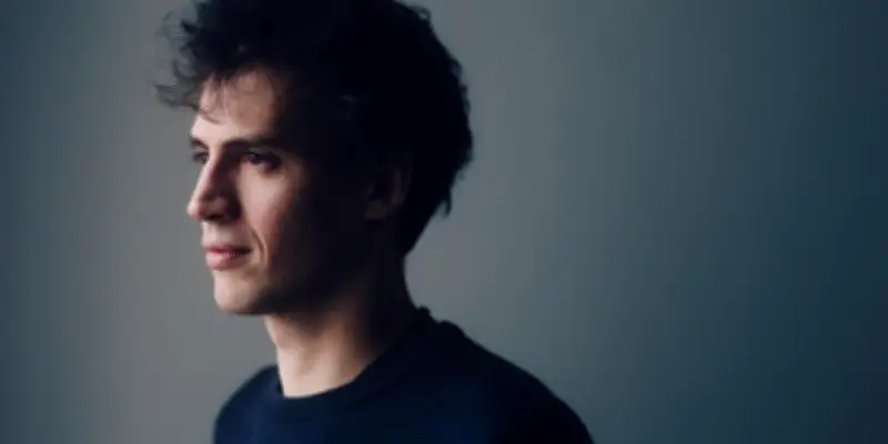 Arthur Mensch critique les alertes américaines sur les risques extrêmes de l'IA