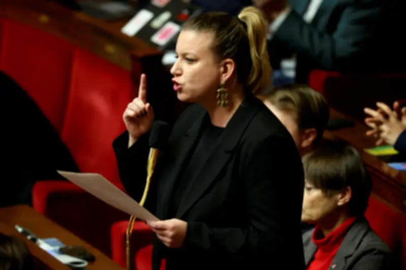 Assemblée sous tension après la mort d'un militant : accusations et divisions politiques