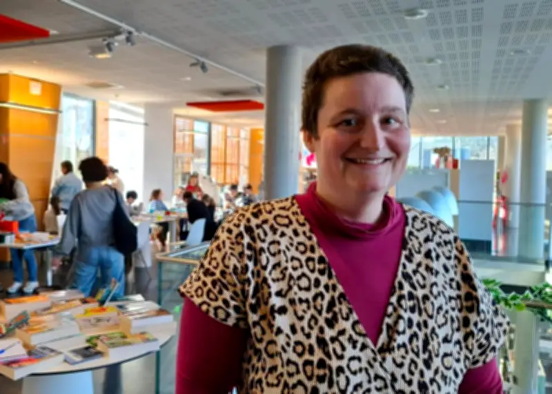 Atelier collage à Boulazac-Isle-Manoire : des enfants créent des villes miniatures avec des objets de récupération