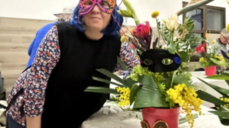 Atelier floral carnavalesque à Sauvian : créativité et hommage en Hérault