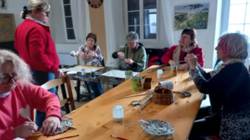 Atelier vannerie papier à Montclar : les seniors tissent des liens et des créations