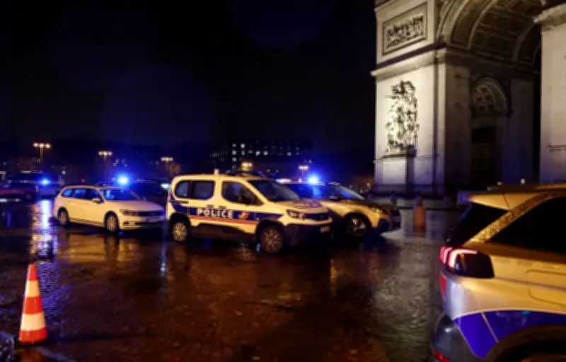Attaque terroriste sous l'Arc de Triomphe : un gendarme visé, l'assaillant abattu