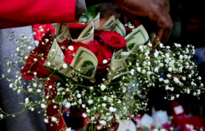 Au Kenya, offrir un bouquet de billets pour la Saint-Valentin risque la prison