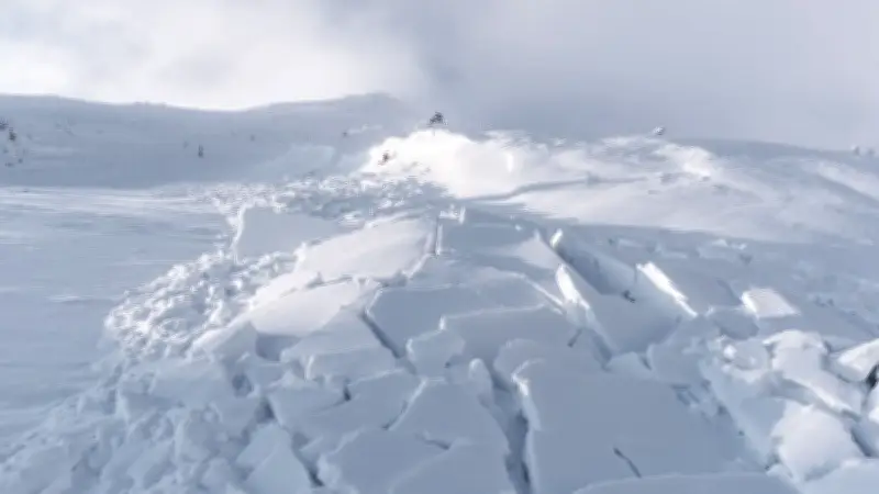 Avalanche mortelle à Val d'Isère : trois skieurs décédés en hors-piste malgré un risque très élevé