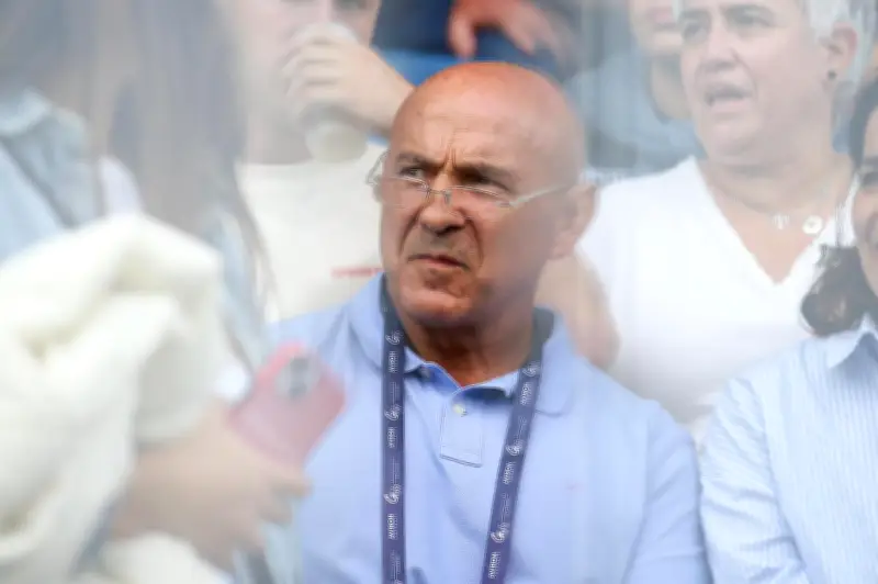 Aviron Bayonnais : l'absence de Laurent Travers sur la photo officielle révèle des tensions internes