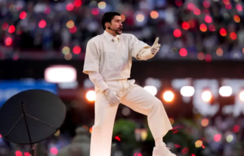 Bad Bunny prône l'unité au Super Bowl, Trump critique. JO : médailles françaises en vue. Procès de CRS pour violences