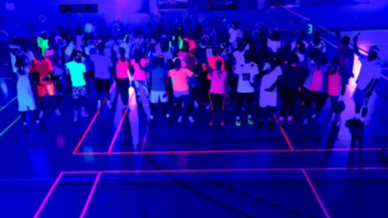 Bad Night : le badminton fluorescent illumine le gymnase de Sommières