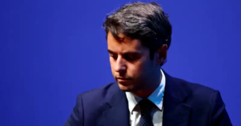 Bardella exhibe une photo d'Attal et ravive le débat sur le barrage anti-RN