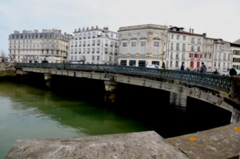 Bayonne : le pont Mayou face à la crue historique de la Nive en 2009