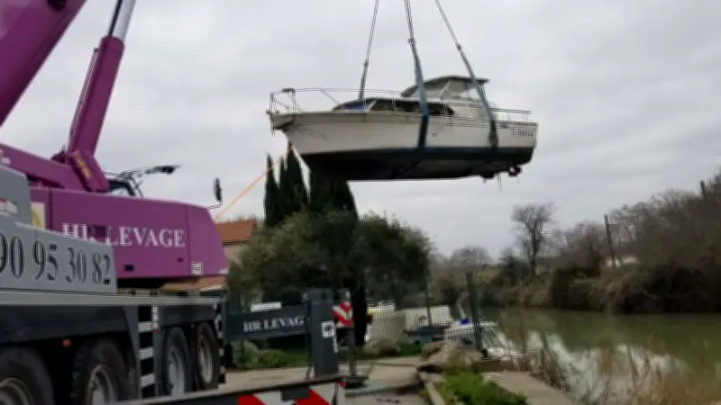 Beaucaire évacue ses bateaux abandonnés : un seul sauvé et mis en vente