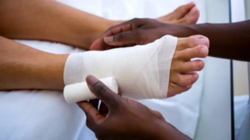 Belle-mère chute sur un tapis d'hôtel et obtient 25 000 € de son gendre propriétaire