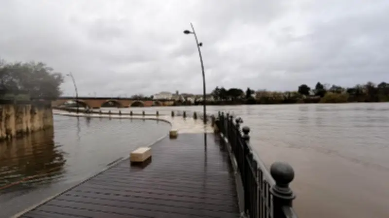 Bergerac : La Dordogne en crue à 4,70 m, le port submergé et une route fermée