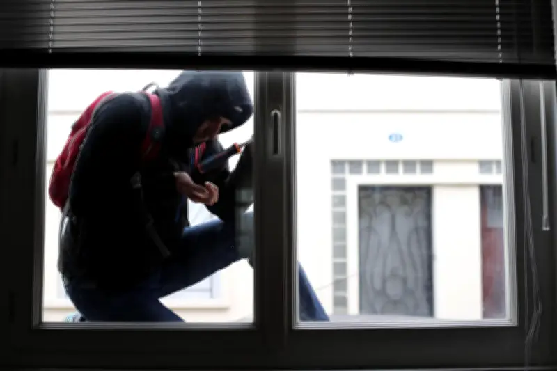 Biarritz : un adolescent réveillé par des cambrioleurs qui lui volent ses étrennes