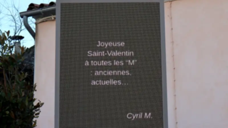 Bouillargues : La Saint-Valentin illuminée par des messages d'amour sur panneau lumineux