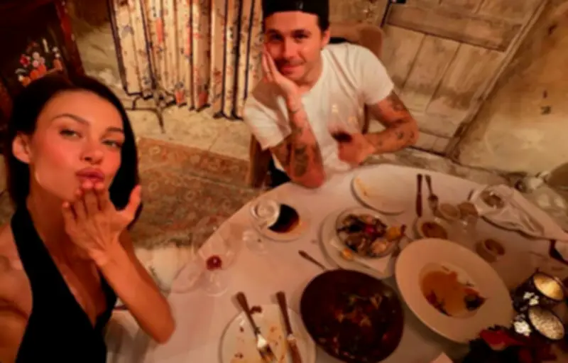 Brooklyn Beckham efface les tatouages familiaux : un geste lourd de sens