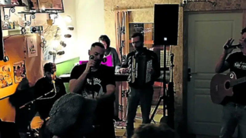 Béziers : Le café associatif Barnabu s'insonorise après des plaintes de voisins