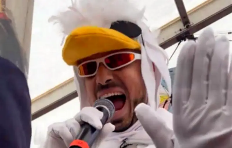 Carlito des youtubeurs McFly & Carlito participe au championnat du monde du cri de mouette