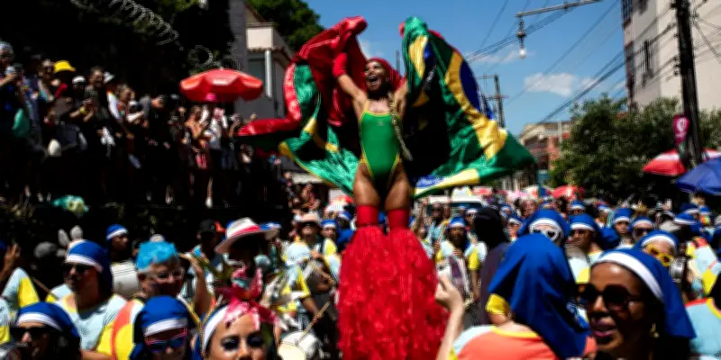 Carnaval de Rio : des costumes écologiques créés à partir de déchets de plage