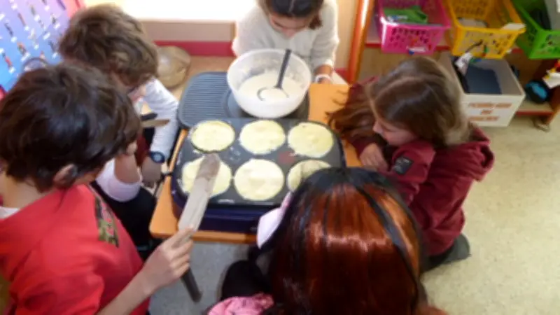 Carnaval occitan à Chanac : les écoliers mêlent costumes, crêpes et chants traditionnels